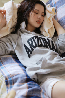 边吃奶边被躁欧美三级